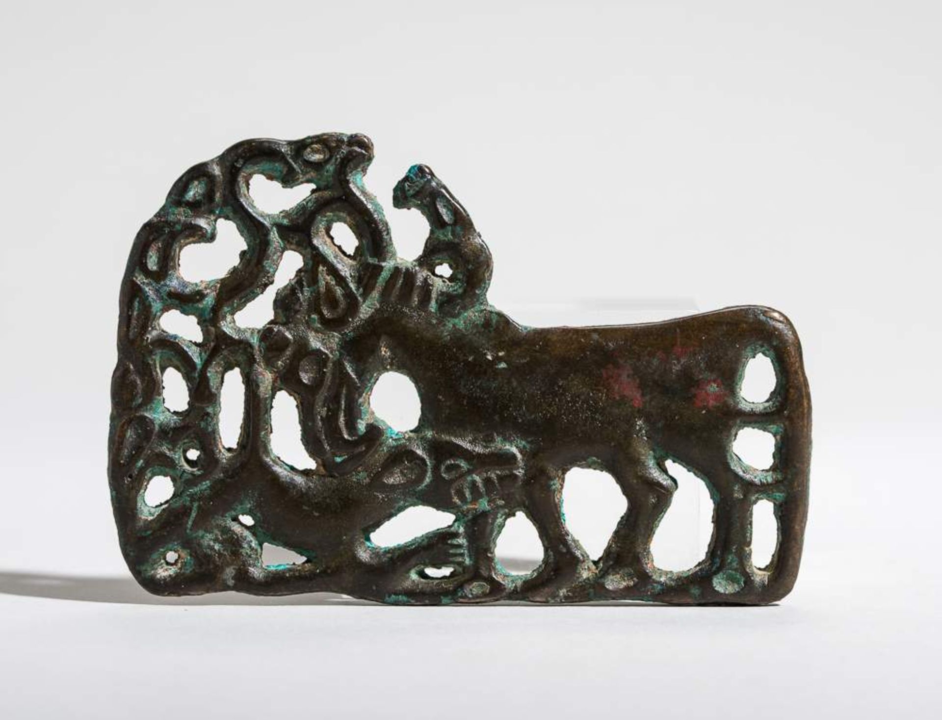 ZIERTEIL MIT TIEREN
Bronze. Mongolei, Ordos, ca. 4. bis 1. Jh. anteSeltenes durchbrochenes Zierstück