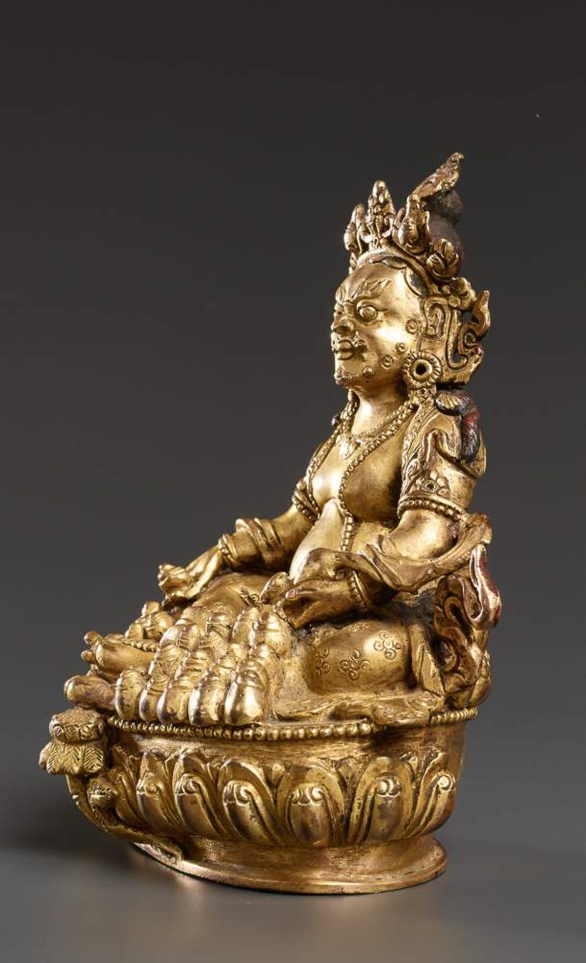 DIE REICHTUMSGOTTHEIT JAMBHALA
Feuervergoldete Bronze. Tibet, 18. Jh.Eine außergewöhnliche - Image 4 of 6