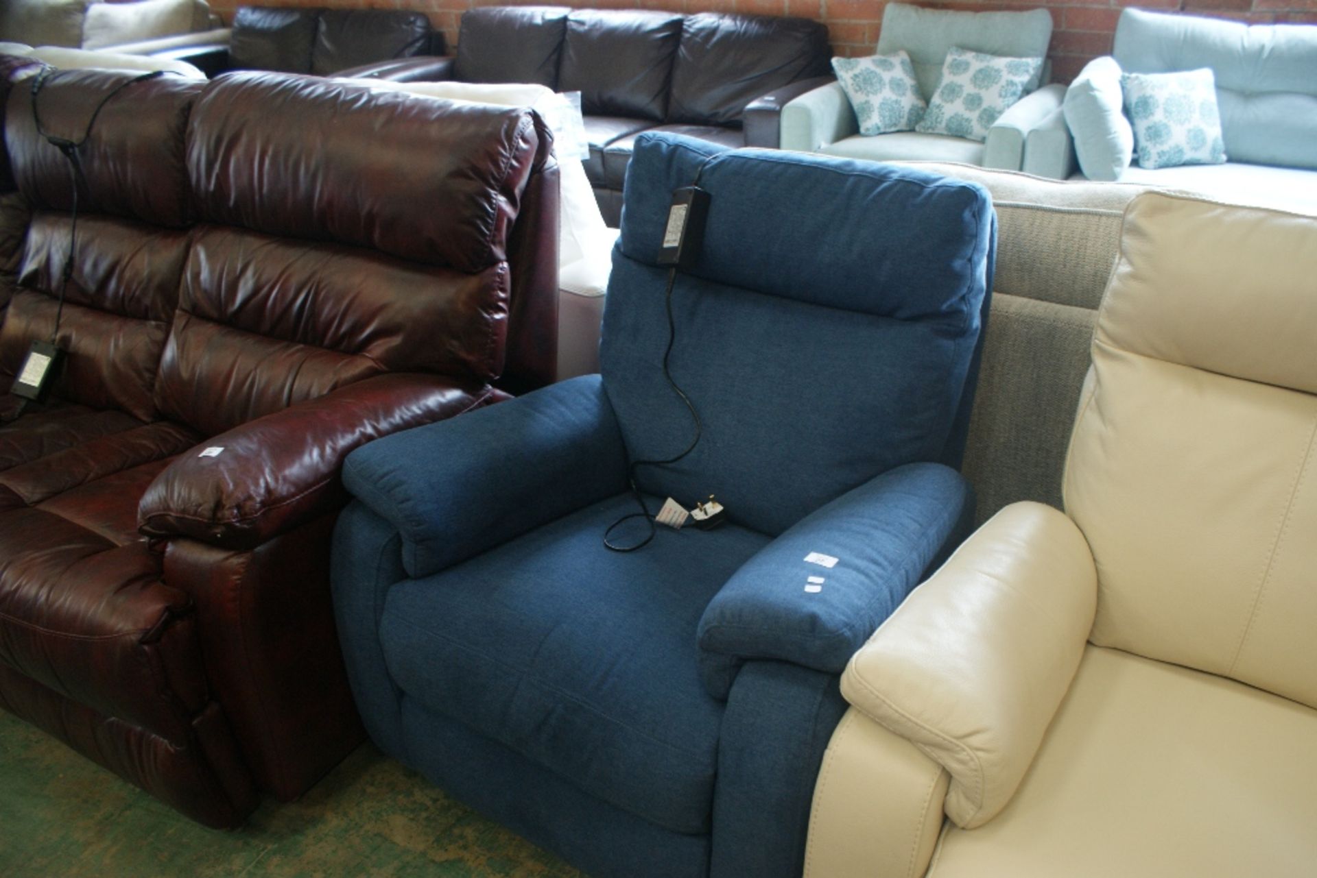 BLUE ELECTRIC RECLINING CHAIR (14)