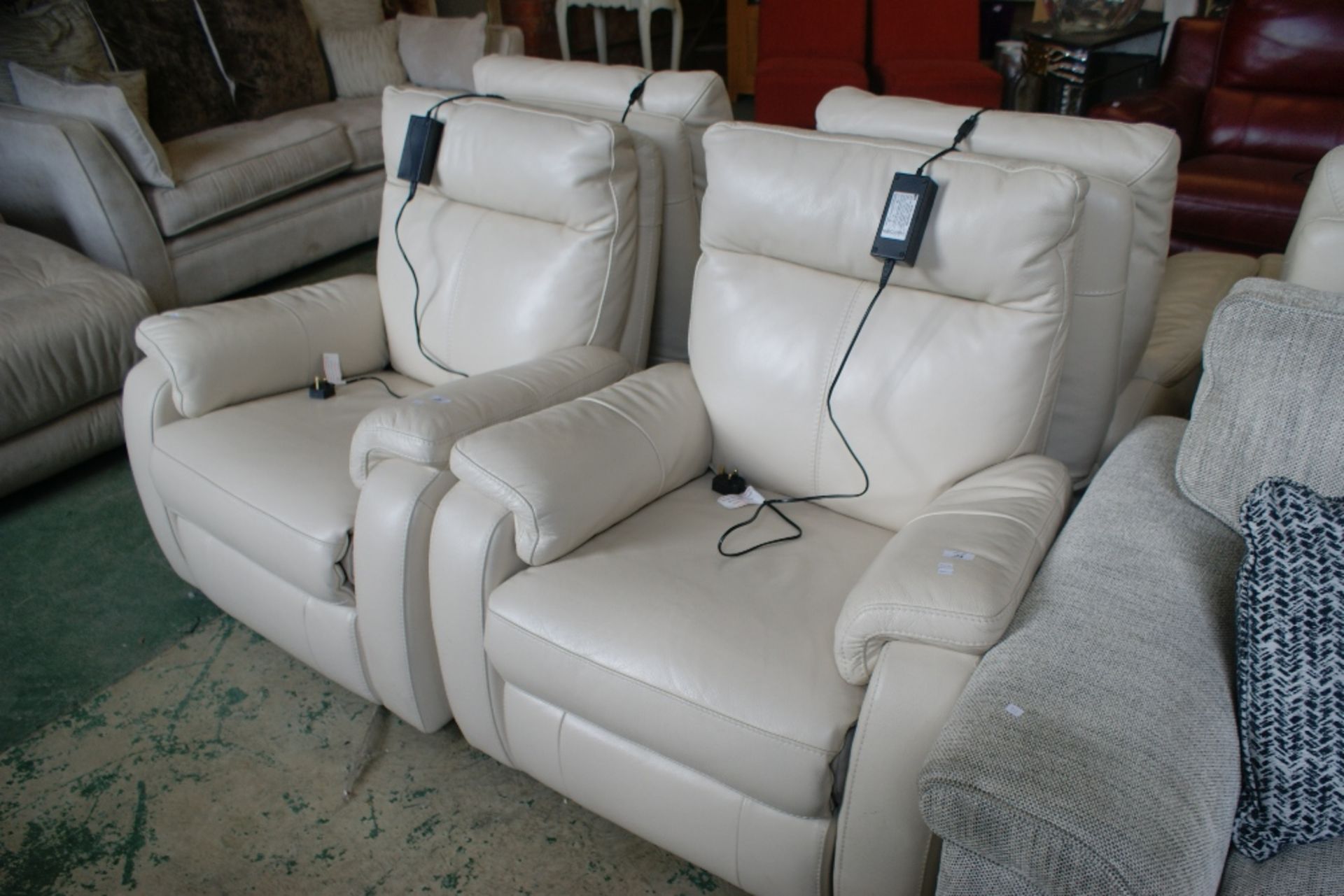 CREAM ELECTRIC RECLINING CHAIR (5)