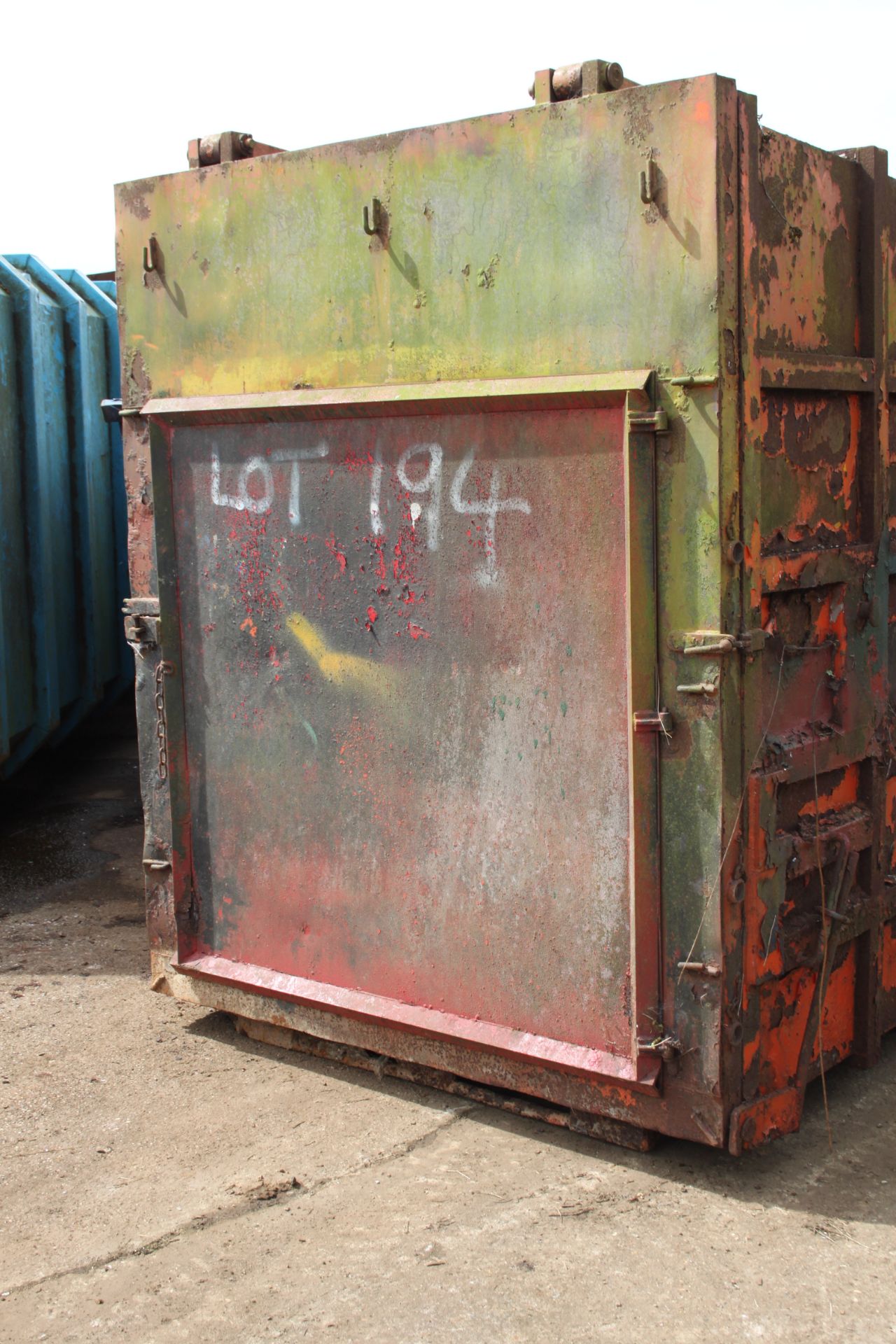 ENCLOSED 14YRD COMPACTOR SKIP WITH SMALL AND LARGE DOOR BEING USED AS PAINT STORE - Image 4 of 5