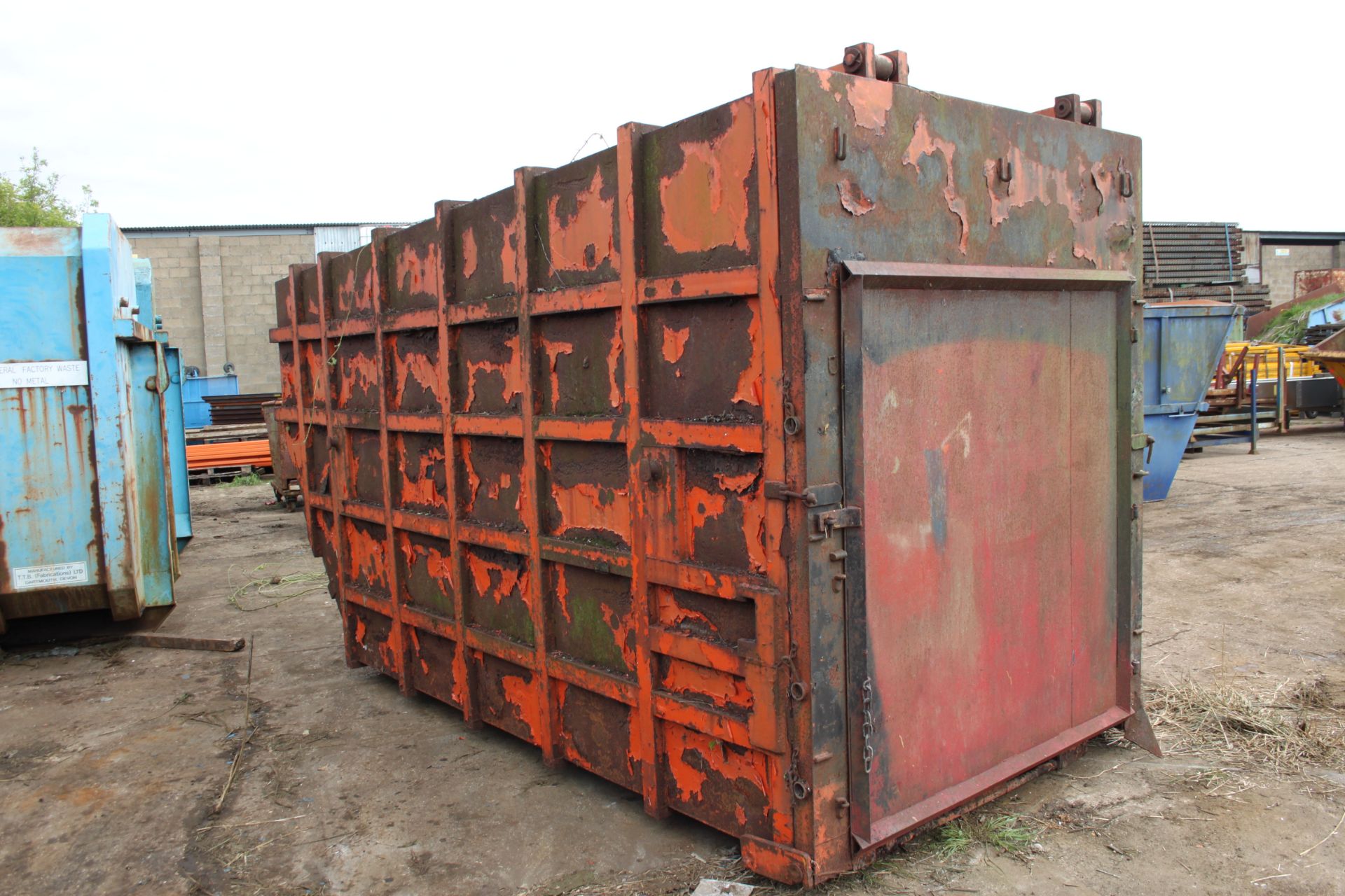 ENCLOSED 14YRD COMPACTOR SKIP WITH SMALL AND LARGE DOOR BEING USED AS PAINT STORE - Image 2 of 4