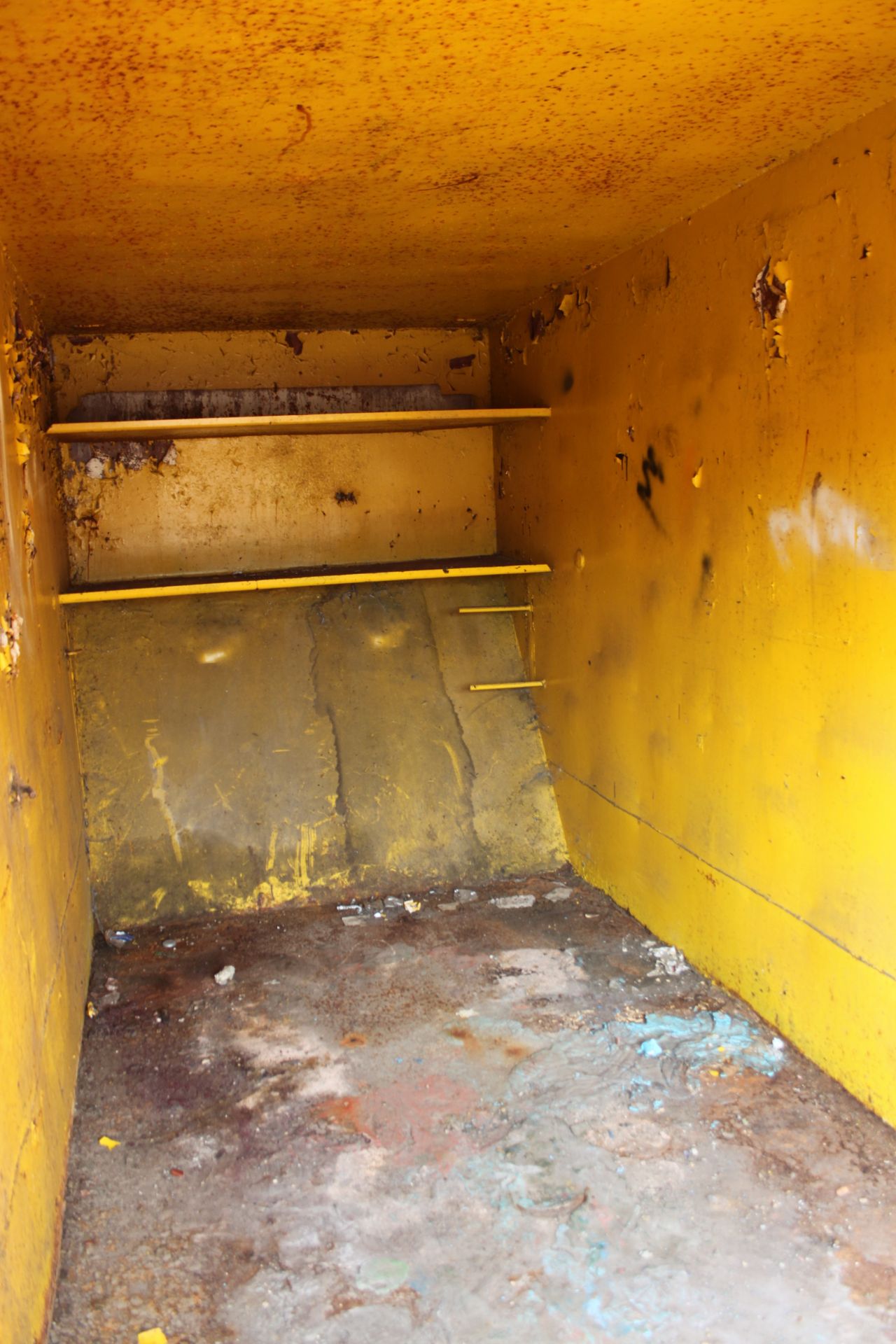 ENCLOSED 14YRD COMPACTOR SKIP WITH SMALL AND LARGE DOOR BEING USED AS PAINT STORE - Image 2 of 5