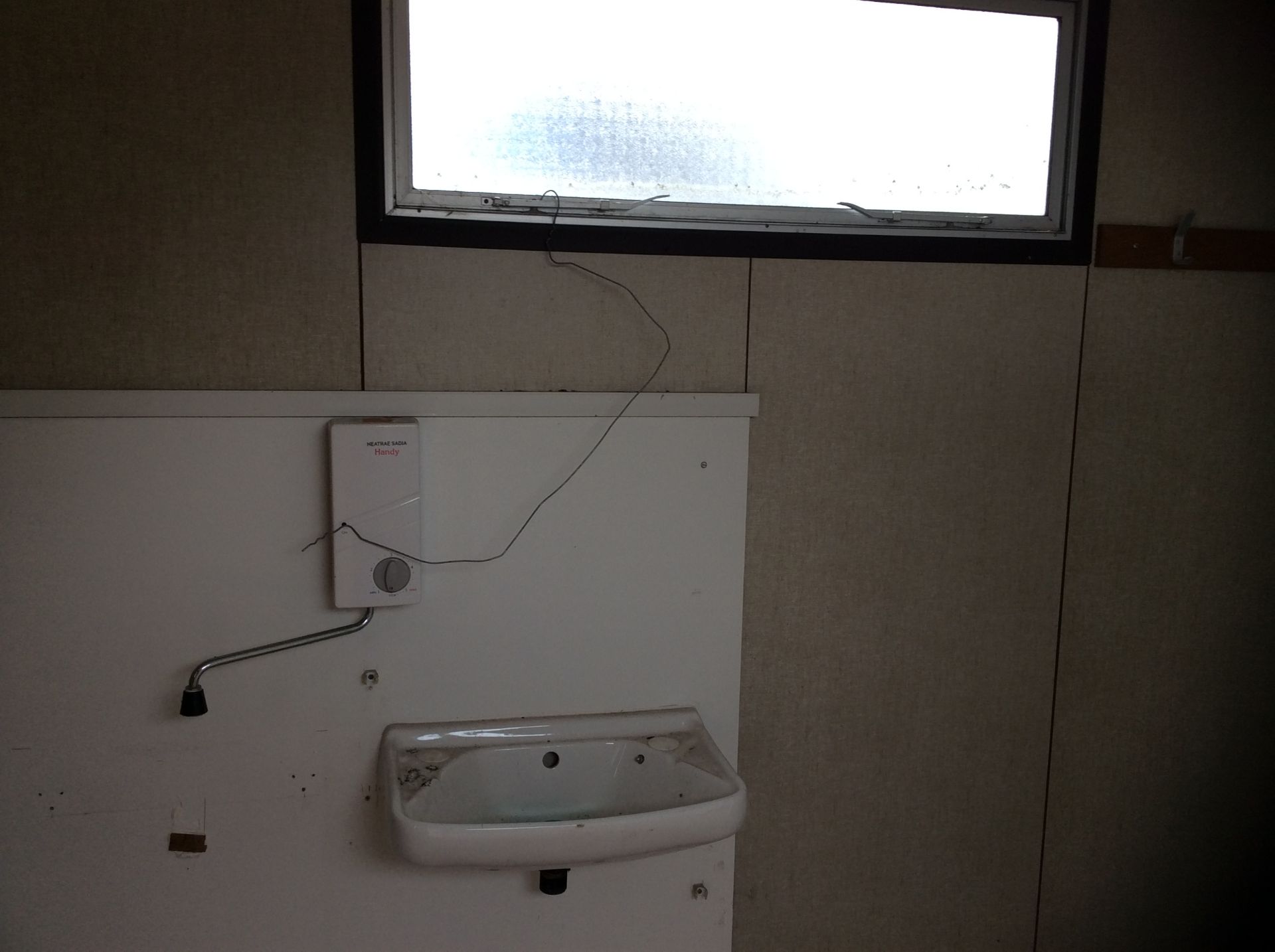 3.6M X 2.4M JACKLEG WASHROOM WITH SHOWERS - Image 5 of 8