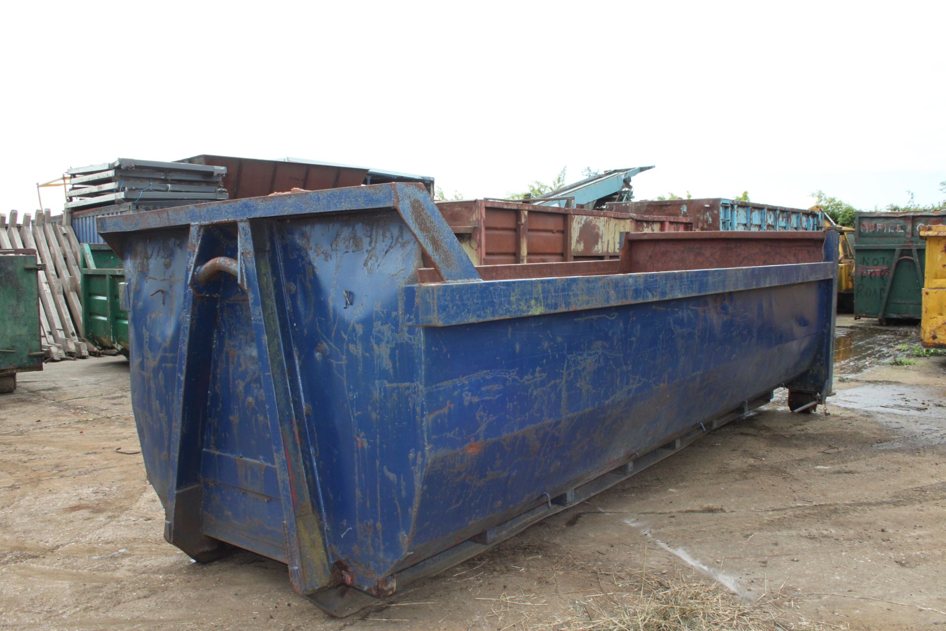 25YRD LOW SIDED RORO SKIP SINGLE DOOR