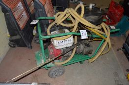 Petrol driven pressure washer
c/w hoses & lance
A516984