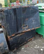 Sentri box 4 ft x 4 ft x 2ft steel site store
**Damaged lid & no key**