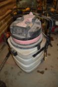 110v industrial vacuum cleaner 3041045 **Please assume this lot isn't working unless tested on