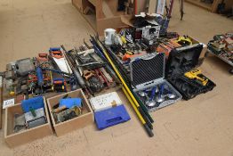 2 pallets of various hand tools