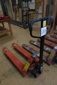 Hydraulic pallet truck
c/w scales