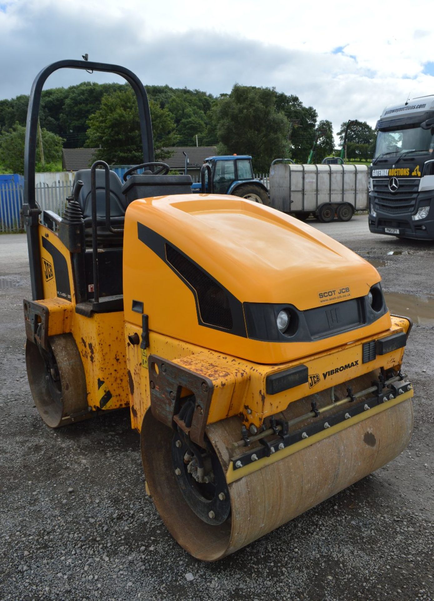 JCB VMT 260-120 double drum ride on roller
Year: 2007
S/N: 1700757
Recorded Hours: Not displayed - Image 2 of 7