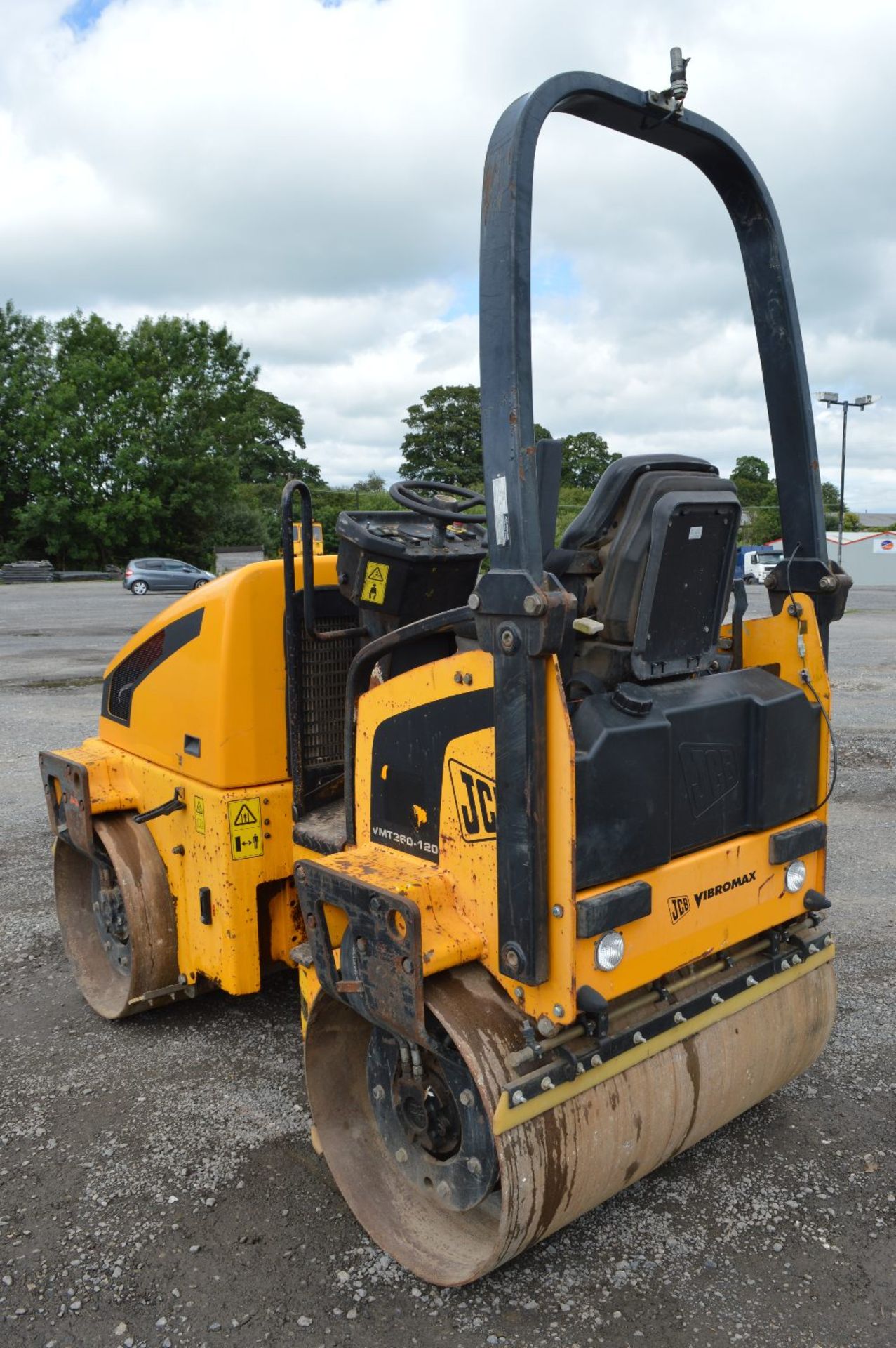 JCB VMT 260-120 double drum ride on roller
Year: 2007
S/N: 1700757
Recorded Hours: Not displayed - Image 4 of 7