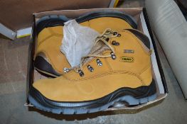 Pair of Chunky waterproof safety boots size 8 New & unused