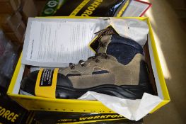 Pair of Workforce safety boots size 11 New & unused