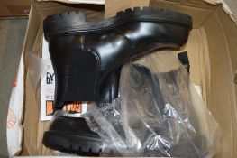 Pair of Goliath dealer boots size 8 New & unused