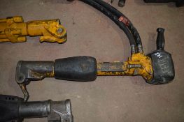 JCB hydraulic anti-vibe breaker for spares 205325 **Please assume this lot isn't working unless