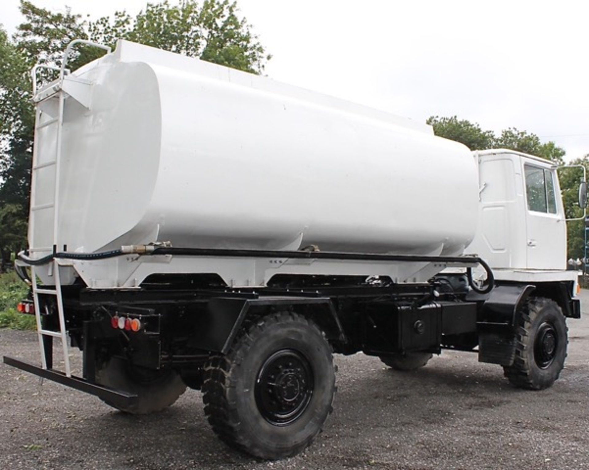 Bedford TM 12,000 litre fuel tanker
VIN: 101530
c/w MOD form 654 for registration
SKU 1486 - Image 3 of 11