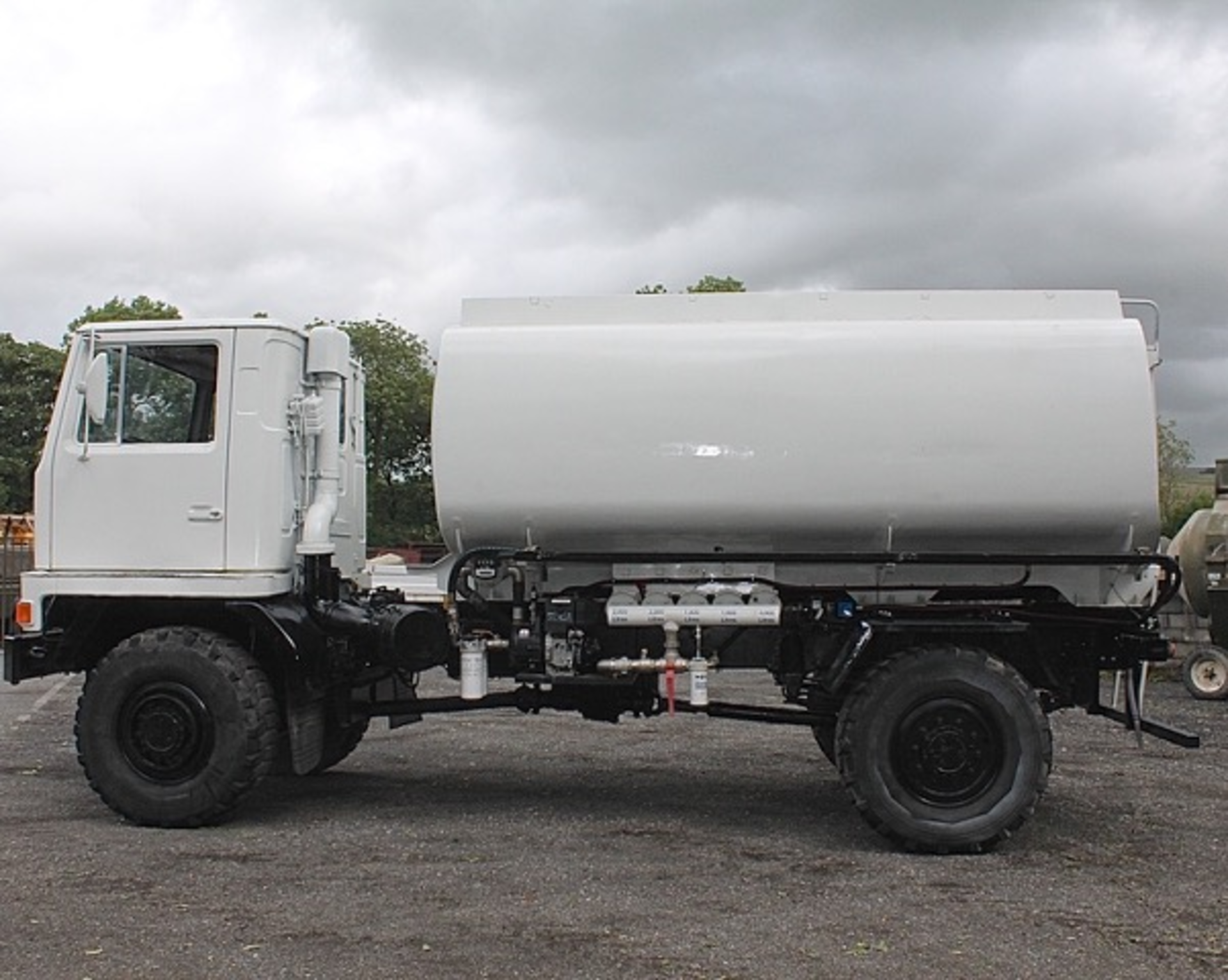 Bedford TM 12,000 litre fuel tanker
VIN: 101530
c/w MOD form 654 for registration
SKU 1486 - Image 2 of 11