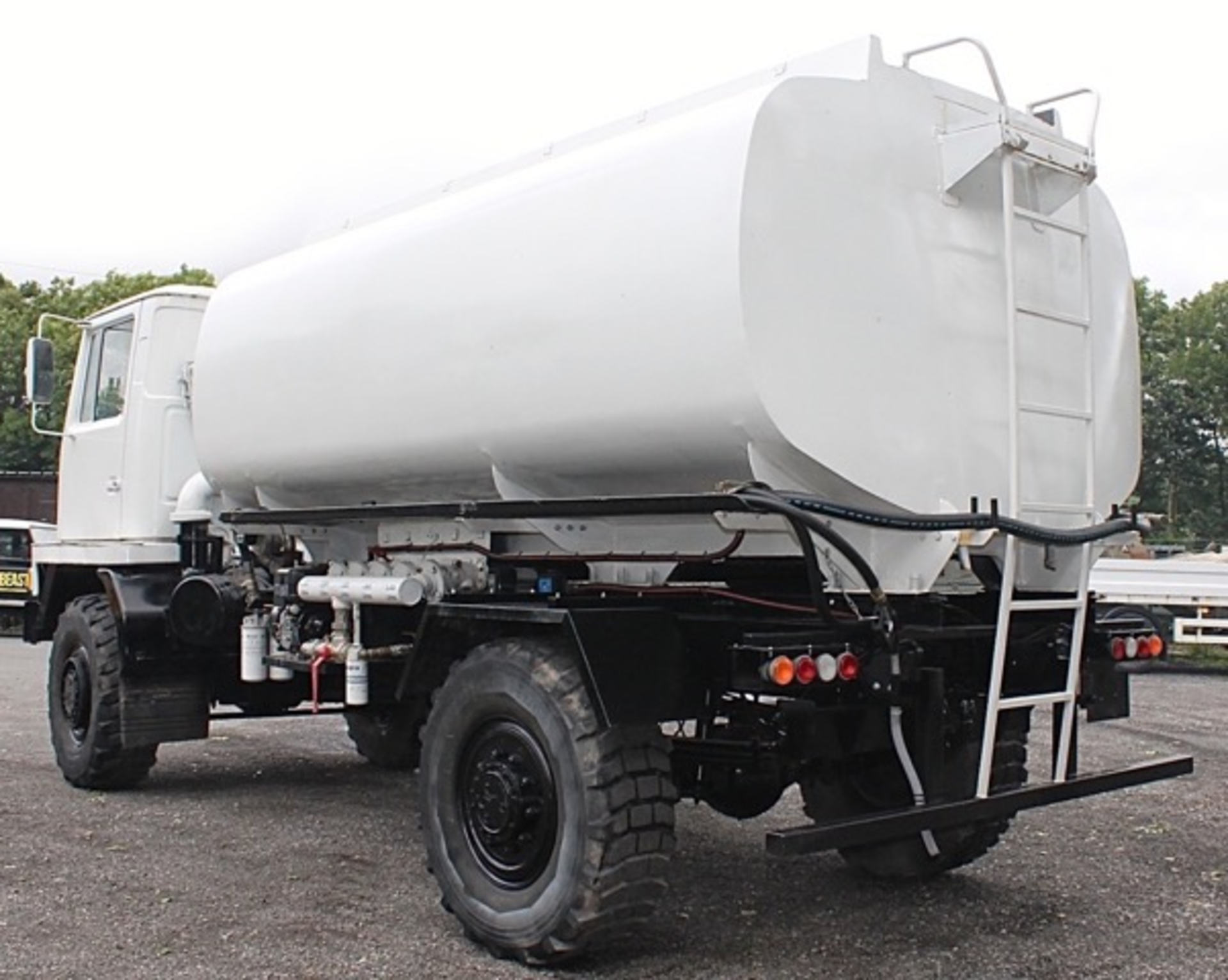Bedford TM 12,000 litre fuel tanker
VIN: 101530
c/w MOD form 654 for registration
SKU 1486 - Image 4 of 11