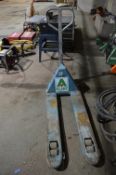 2000 kg hydraulic pallet truck A425209