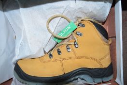 Pair of Click honey safety boots size 6 New & unused