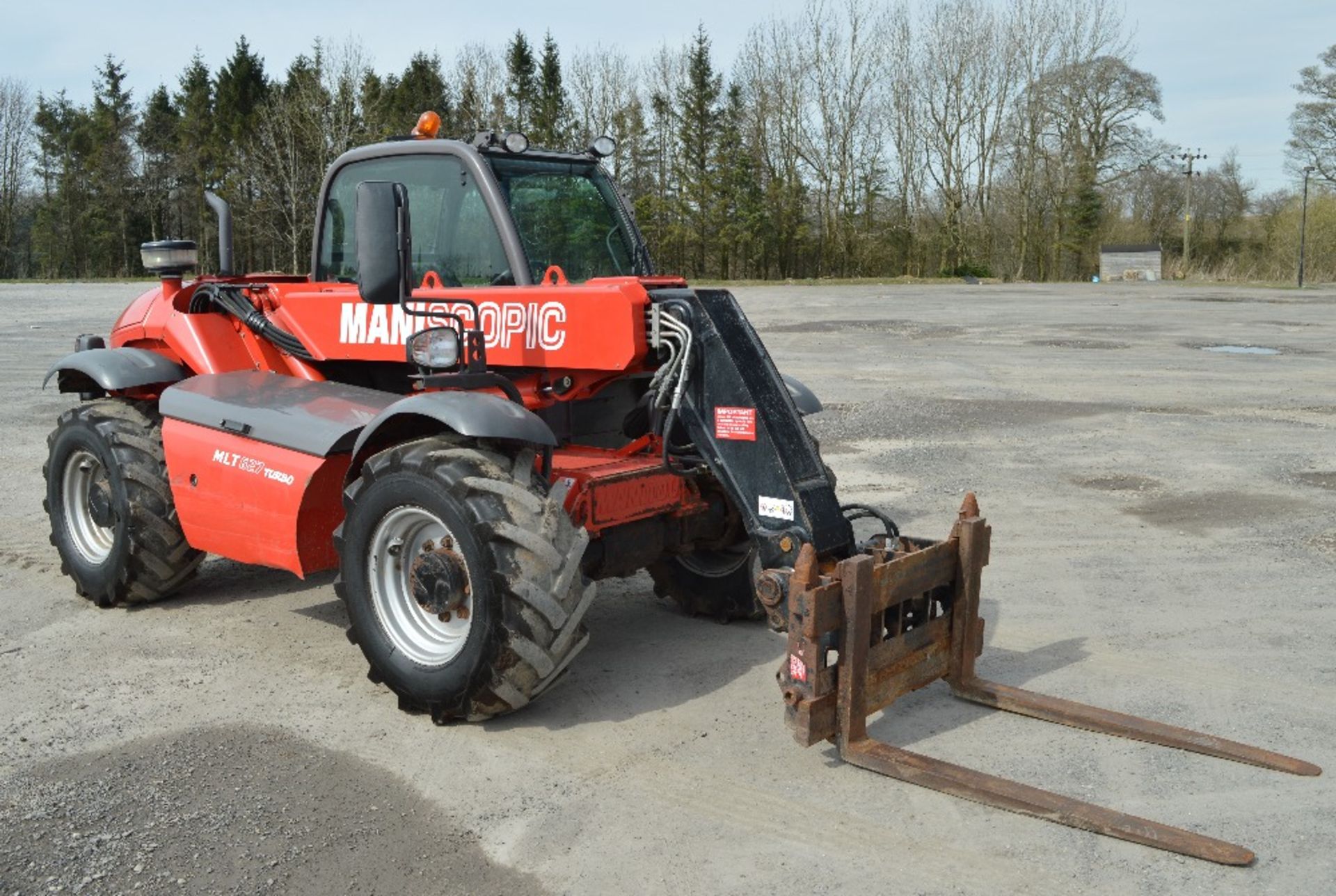 Manitou MLT 627 Turbo 6 metre telescopic handler
Year: 2011
S/N: 904615
Recorded hours: 3600 - Image 2 of 12
