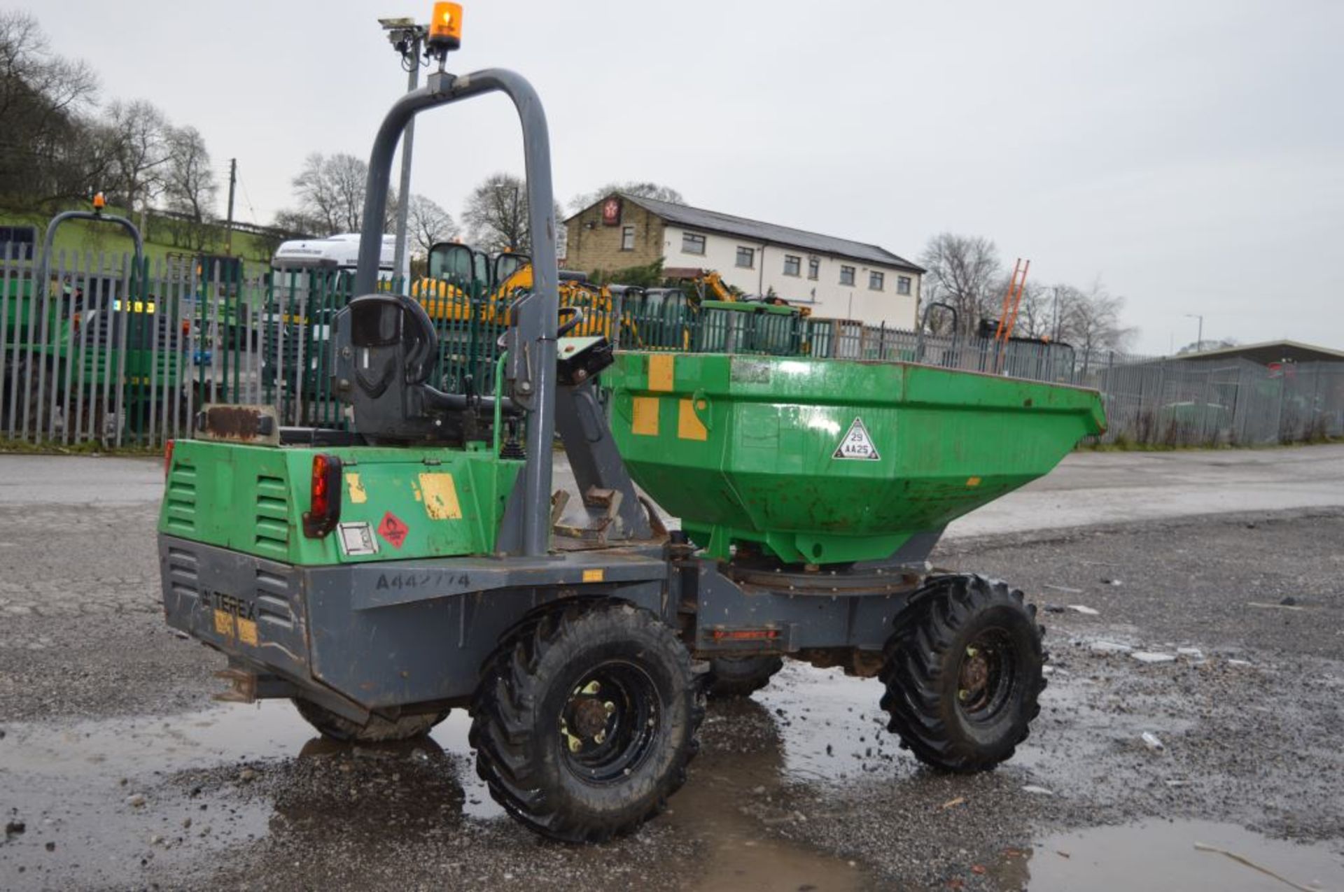 Benford Terex 3 tonne swivel skip dumper
Year: 2007
S/N: E708FS336
Recorded Hours: 648
A442774 - Image 3 of 12