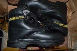 Pair of Apache black safety boots size 6 New & unused