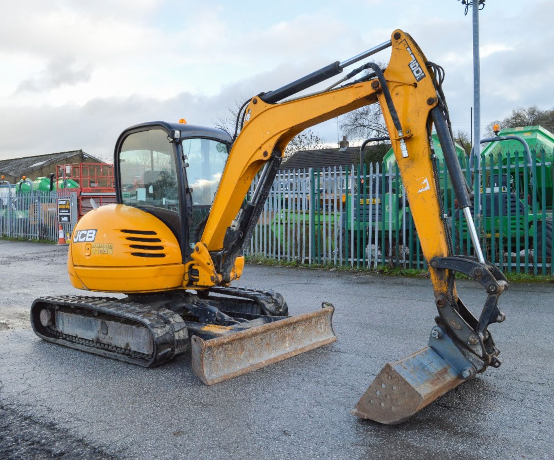 JCB 8050 RTS 5 tonne reduced tail swing rubber tracked mini excavator
Year: 2011
S/N: 1741659 - Image 4 of 12