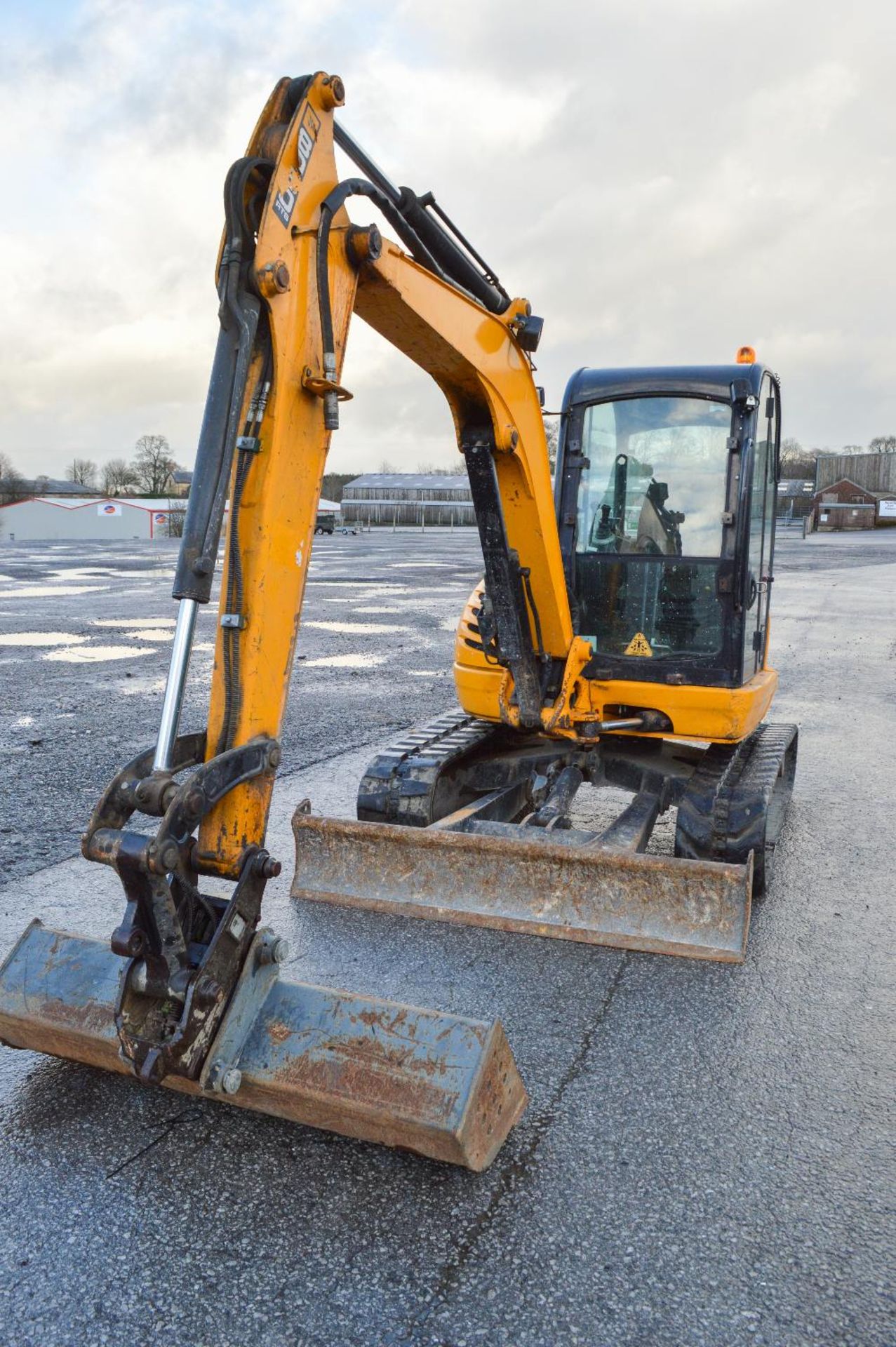 JCB 8050 RTS 5 tonne reduced tail swing rubber tracked mini excavator
Year: 2011
S/N: 1741659 - Image 6 of 12