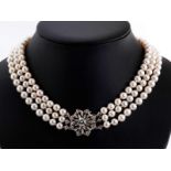 Pearl necklaceNecklace length: ca. 38 cm. Clasp dimensions: ca. 3 cm in diameter. 18 ct white