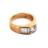 Diamond ringRing size: 50. Weight: ca. 6.6 g. 18 ct yellow gold. Classic, geometric ring with