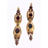 Garnet pendant earringsLength: ca. 10 cm. Weight: ca. 40.6 g. 14 ct yellow gold. Ca. 1800. Rare,