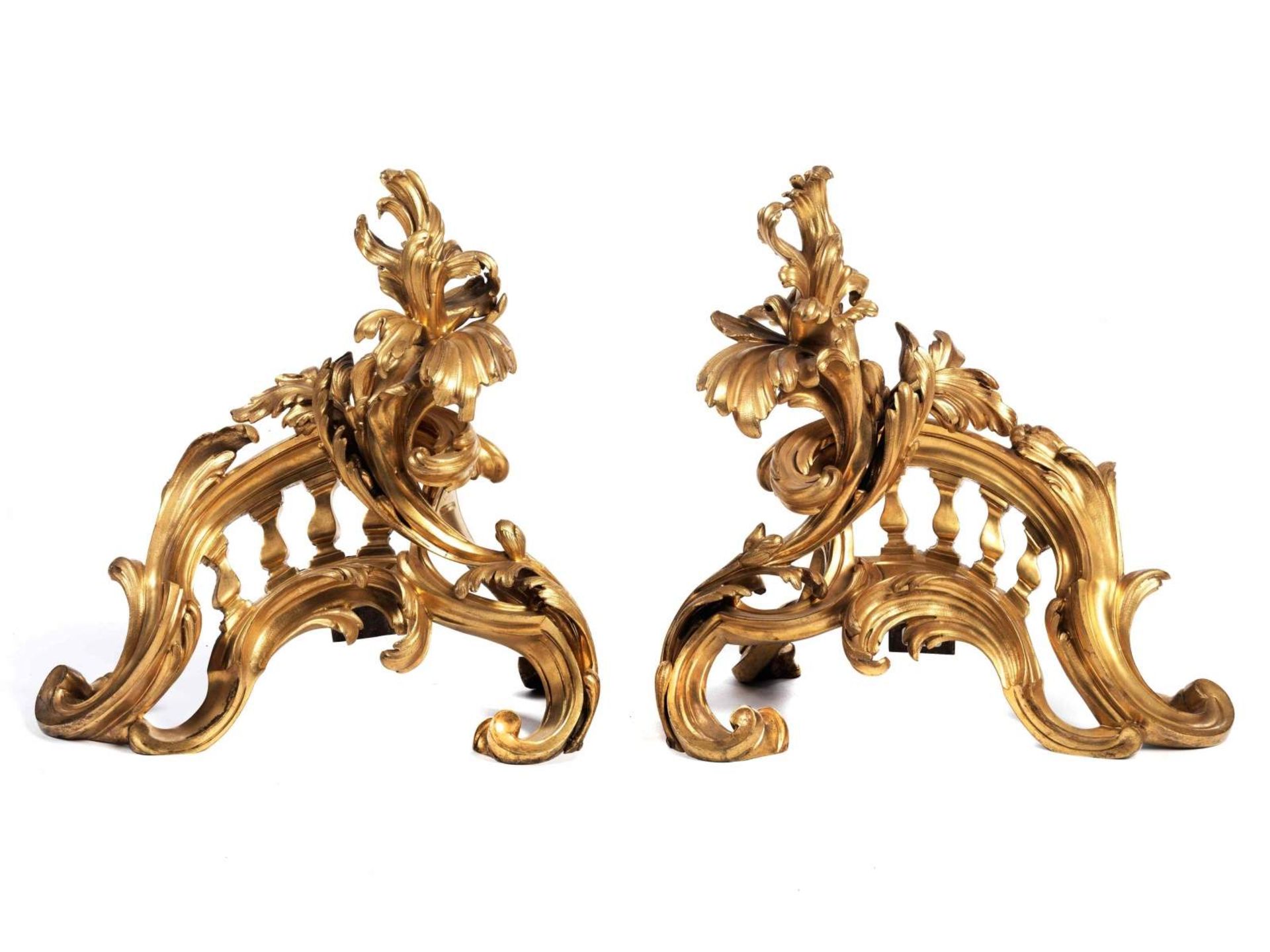 Pair of stately andironsHeight: ca. 35 cm. Length: 36 cm. Depth: 21 cm. France. Gilt-bronze. - Bild 5 aus 5