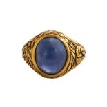 Star sapphire ringRing size: 49. Weight: ca. 13.1 g. 18 ct yellow gold. Ca. 1900. Finely engraved,