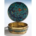 Round cloisonné boxDiameter: 6.7 cm. China, 17th century. Restored.  Runde Cloisonné-Box