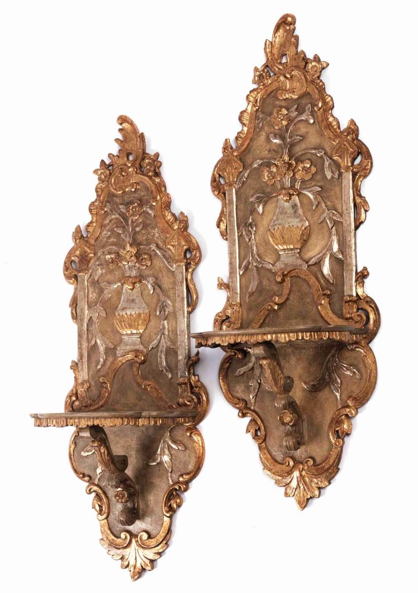 Pair of porte turbanHeight: ca. 105 cm. Width: 37 cm. Depth: ca. 23 cm. 18th century. Carved