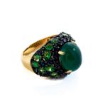 Emerald, sapphire and garnet ringRing size: 54. Weight: ca. 10.7 g. 18 ct yellow gold, partially