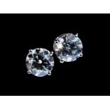 Diamond stud earringsWeight: ca. 2.4 g. 18 ct white gold. Accompanied by two certificates from