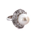 Pearl and diamond ringRing size: 52. Weight: ca. 17.9 g. Platinum 950. Extravagant ring with egg-