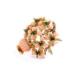 Coral broochCa. 5.1 x 4.2 cm. Weight: ca. 30.8 g. 18 ct yellow gold. Highly decorative, fine