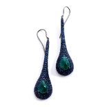 Sapphire and emerald pendant earringsLength: ca. 7.5 cm. Weight: ca. 15 g. 18 ct white gold,