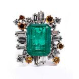 Emerald and diamond ringRing size: 51/ 52. Ring head size: ca. 2.6 x 2.1 cm. Weight: ca. 13.1 g.