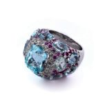 Aquamarine, ruby and diamond ringRing size: 55. Height: ca. 1 cm. Weight: 17.1 g. 18 ct white