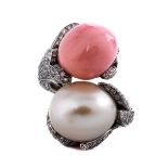 Conch and natural pearl ringRing size: 54. Ring head size: ca. 3 cm. Weight: ca. 28.0 g. 18 ct white