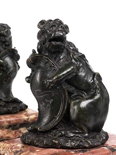 Pair of lions as coat of arms holdersHeight of the sculptures: 14.5 cm. Height of the base: ca. 9 - Image 3 of 5