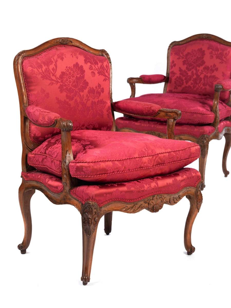 Pair of Régence fauteuilsHeight: ca. 95 cm. Width: 72 cm. Depth: 56 cm. 18th century. The frame is