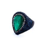 Emerald and sapphire ringRing size: 53. Weight: ca. 7.7 g. 18 ct white gold, tarnished. Modern,