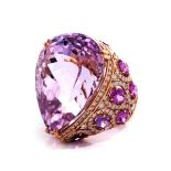 Kunzite, sapphire and diamond ringRing size: 54. Height: ca. 2 cm. Weight: ca. 25.2 g. 18 ct rose