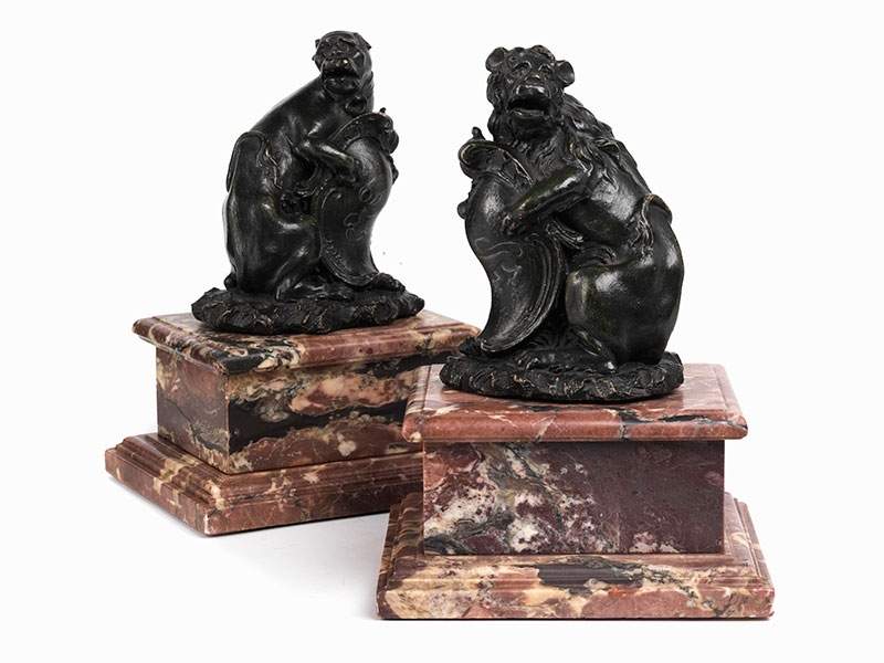 Pair of lions as coat of arms holdersHeight of the sculptures: 14.5 cm. Height of the base: ca. 9 - Image 2 of 5